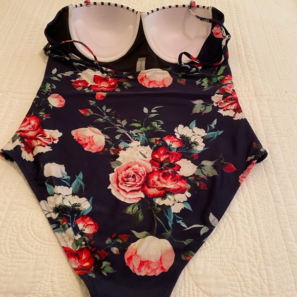 Cupshe 1-piece e size XL - Picture 3 of 6